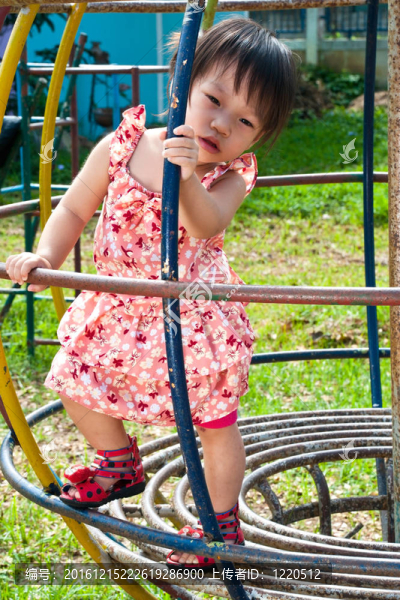 亞洲小女孩在Playground玩