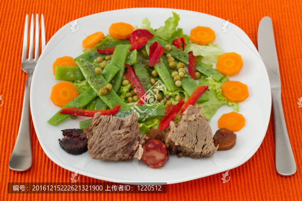 香腸肉和蔬菜沙拉