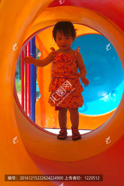 亞洲小女孩在Playground玩