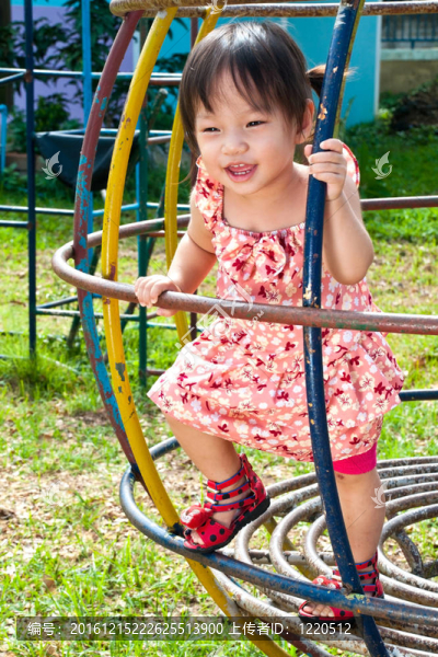亞洲小女孩在Playground玩