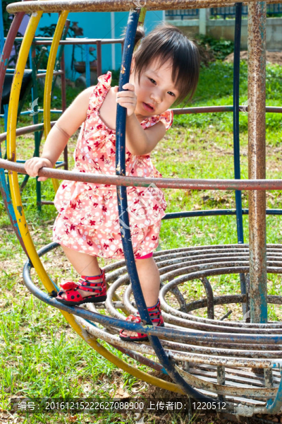 亞洲小女孩在Playground玩