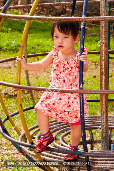 亞洲小女孩在Playground玩