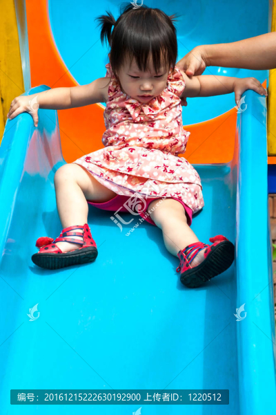 亞洲小女孩在Playground玩