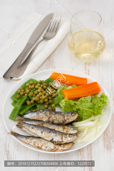 胡蘿卜和青豆炒沙丁油魚