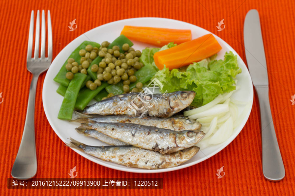 胡蘿卜和青豆炒沙丁油魚