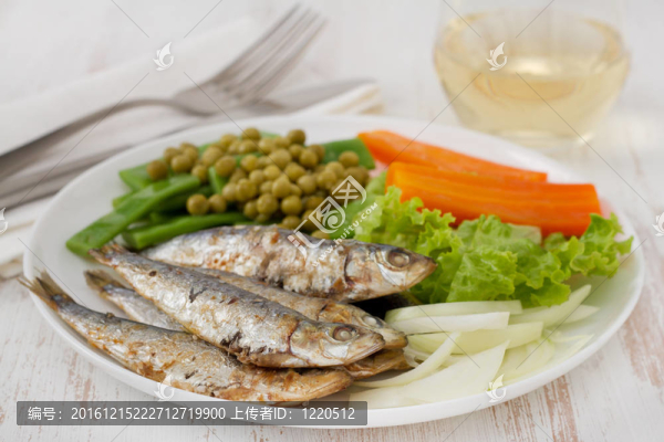 胡蘿卜和青豆炒沙丁油魚