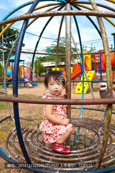 亞洲小女孩在Playground玩