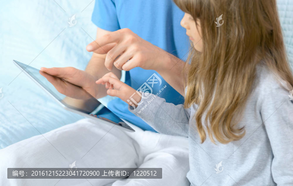 父親與女兒玩數(shù)字平板電腦