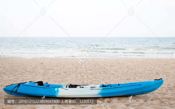 五顏六色的獨木舟在沙灘上