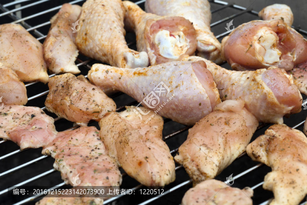 烤架上燒烤美味烤肉
