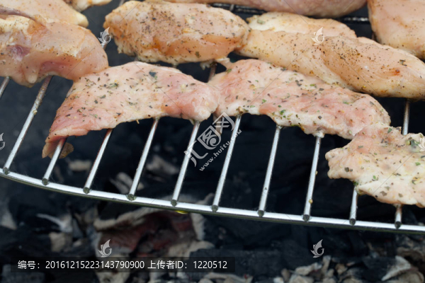 烤架上燒烤美味烤肉