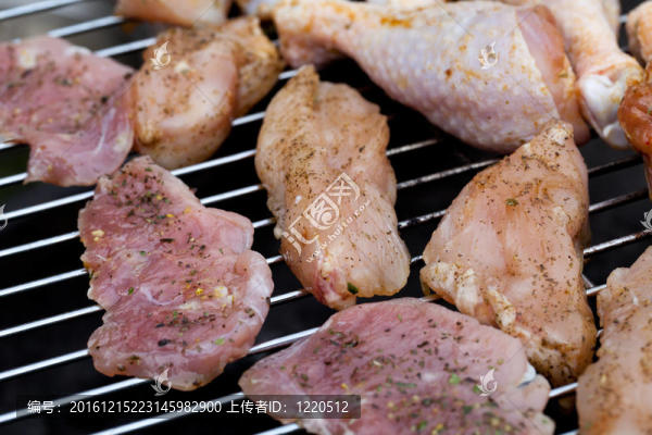 烤架上燒烤美味烤肉