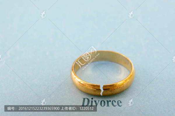 有裂紋的結婚金戒指特寫（離婚的概念）