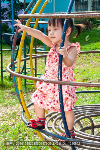 亞洲小女孩在Playground玩