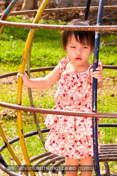 亞洲小女孩在Playground玩