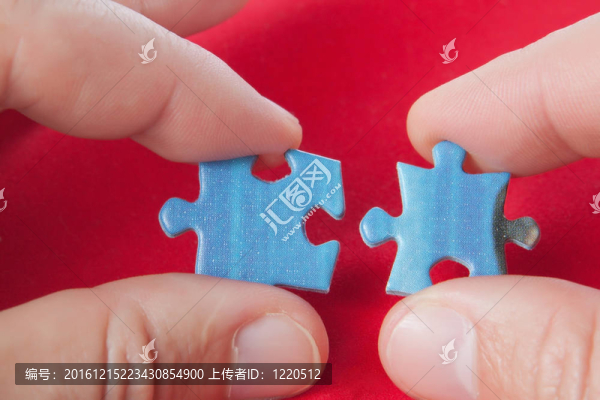 連接兩個(gè)難題。在紅色背景上。