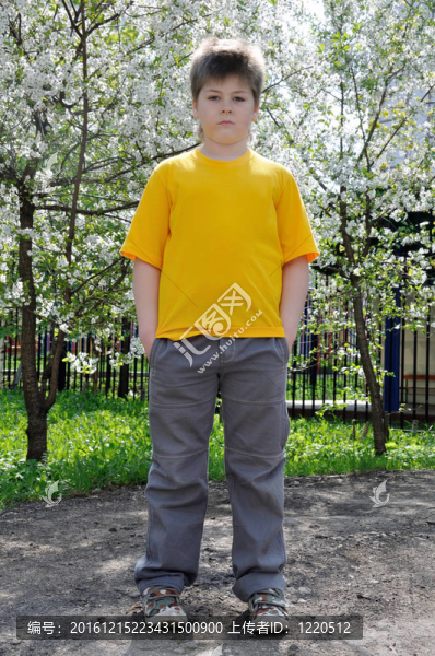 春天里花園里的男孩