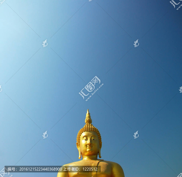 大佛在泰國和晴朗的天空