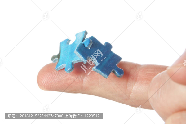 連接兩個(gè)難題在你的手指。在白色背景上。