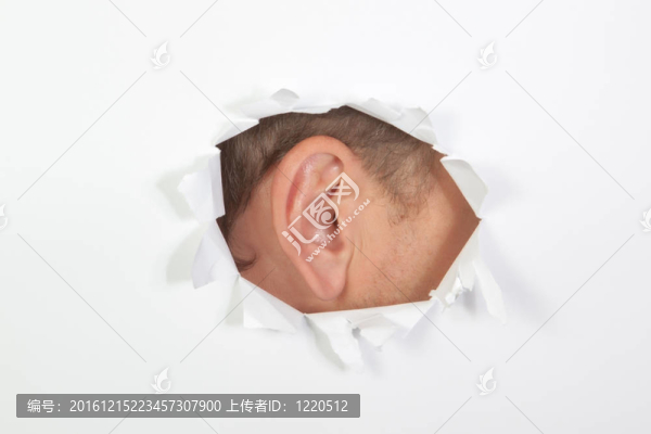 耳朵傾聽(tīng)紙洞的秘密。