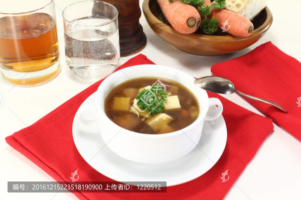 新鮮的牛肉清湯