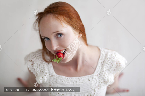 年輕漂亮長(zhǎng)發(fā)女人吃成熟草莓