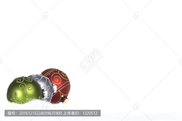 白色背景雪中的三個(gè)圣誕球
