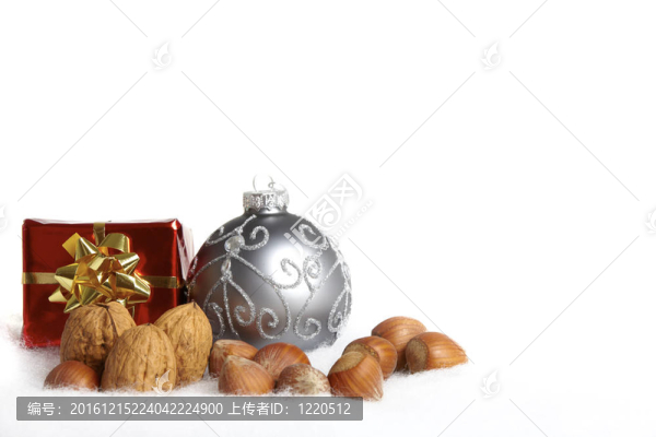 圣誕樹(shù)球；雪地上的禮物和堅(jiān)果