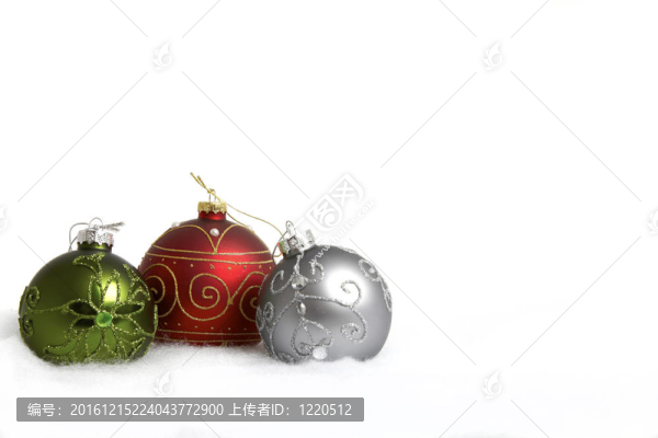 雪中的紅色綠色銀色圣誕球