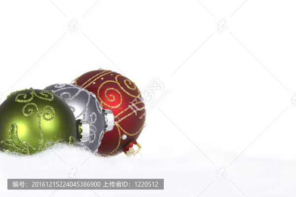 白色背景雪中的三個(gè)圣誕球