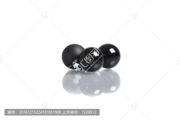 白色背景下的三個(gè)圣誕球鏡子