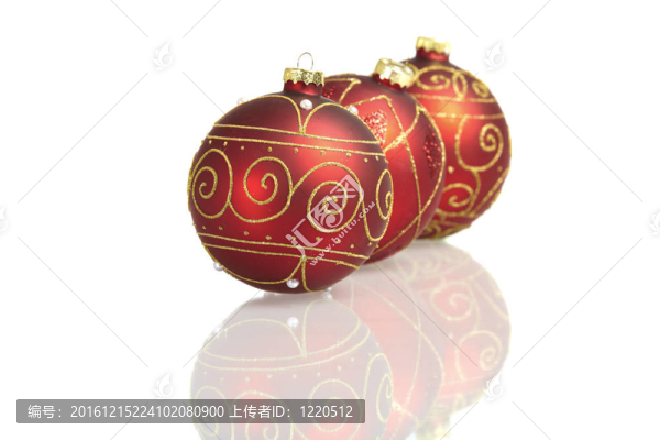 白色背景上的三個紅色大圣誕球