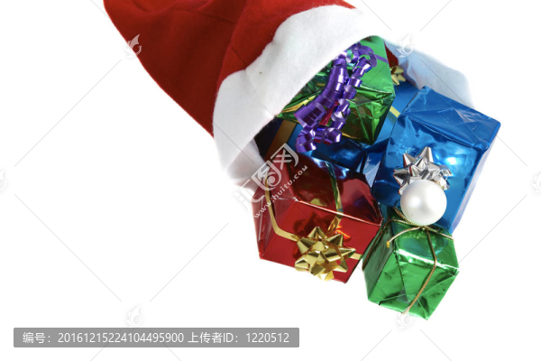 在白色背景的圣誕老人克勞斯帽許多五顏六色的圣誕禮物