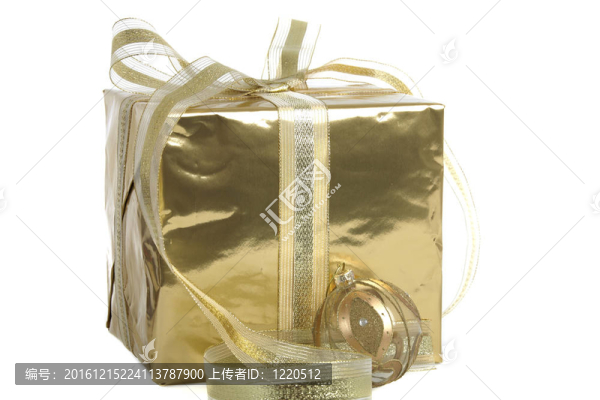 白色背景上帶白色絲帶的大圣誕禮物