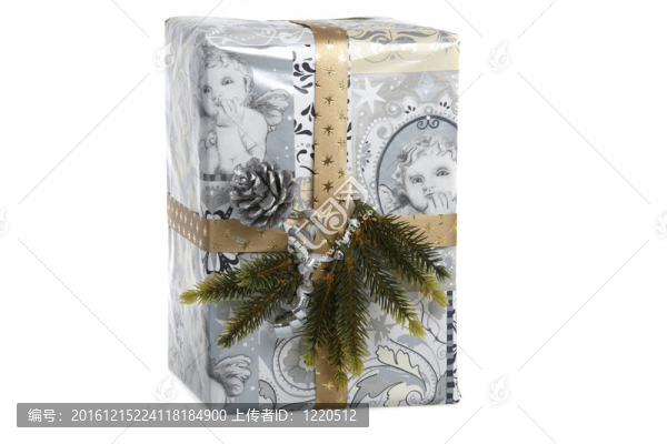 白色背景上帶金絲帶的圣誕大禮物
