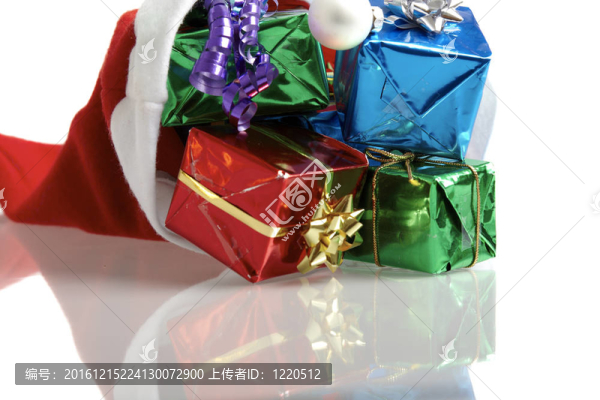 在白色背景的圣誕老人克勞斯帽許多五顏六色的圣誕禮物