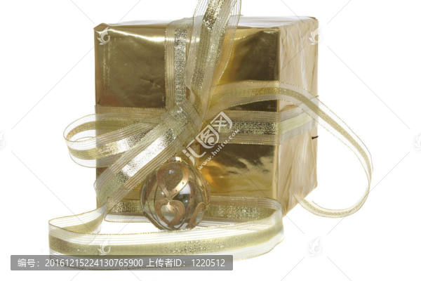 白色背景上帶白色絲帶的大圣誕禮物
