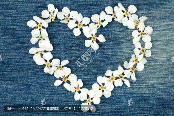 牛仔褲上的心符
