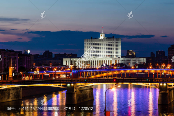 白宮和莫斯科河堤夜間；俄羅斯