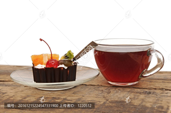 美味的水果蛋糕和一杯茶