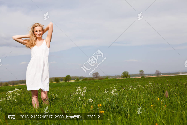 美麗的金發(fā)女人在夏天戶外快樂