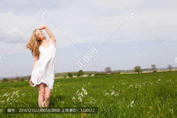 美麗的金發(fā)女人在夏天戶外快樂
