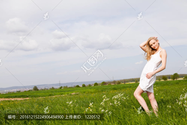 美麗的金發(fā)女人在夏天戶外快樂