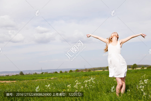 美麗的金發(fā)女人在夏天戶外快樂