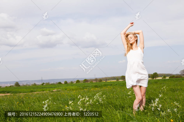 美麗的金發(fā)女人在夏天戶外快樂