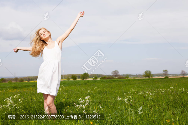 美麗的金發(fā)女人在夏天戶外快樂