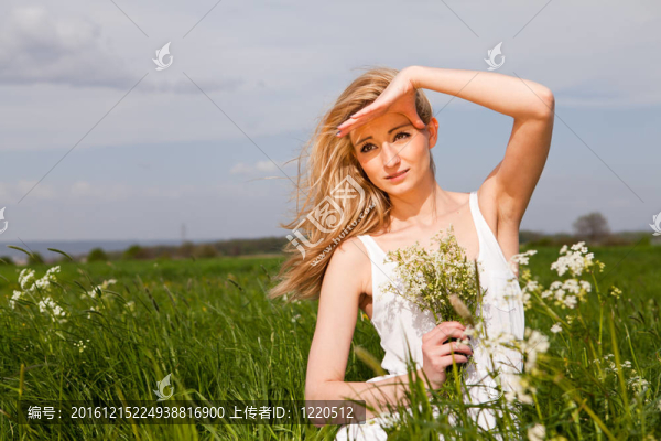 美麗的金發(fā)女人在夏天戶外快樂(lè)