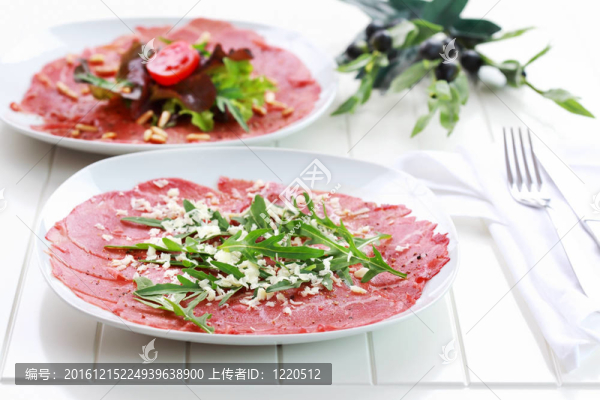 用芝麻菜和芝士薄片