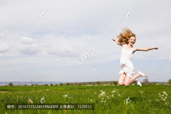 美麗的金發(fā)女人在夏天戶外快樂