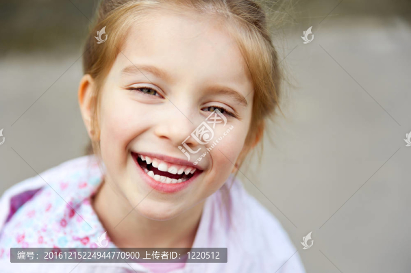 小女孩與布什開花